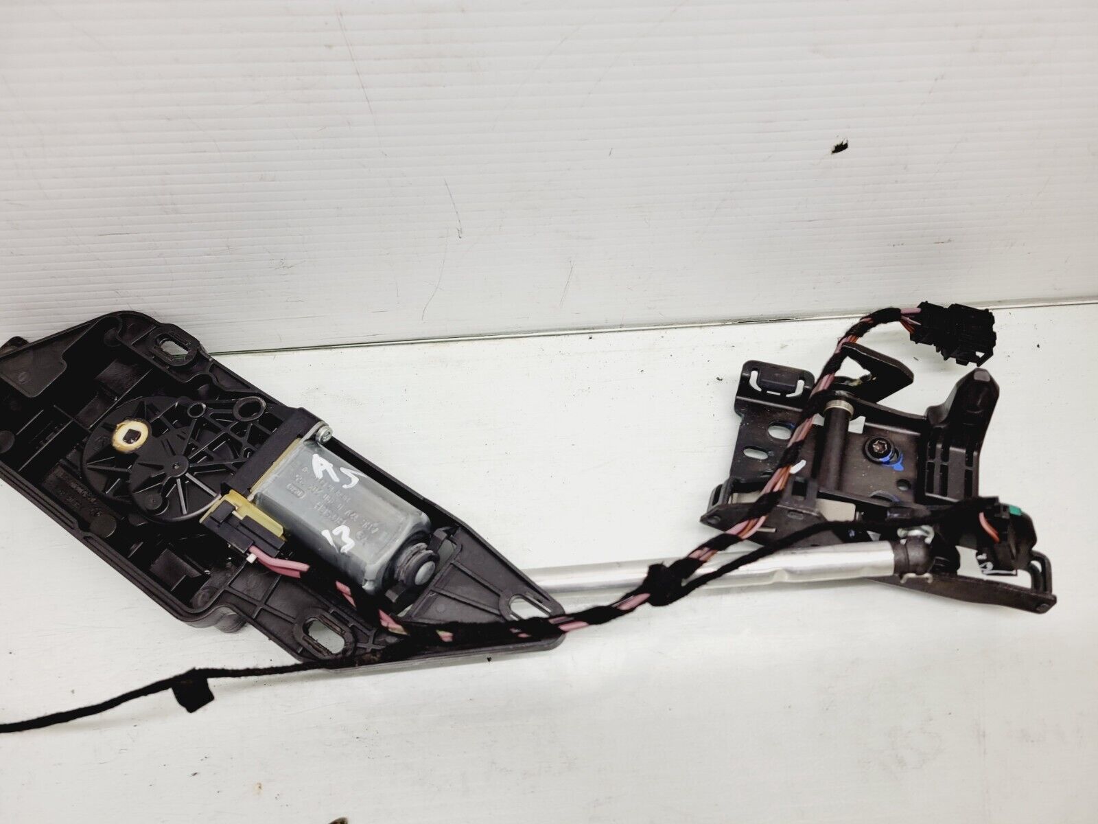 2010-2016 Audi A5 Convertible Roof Top Latch Motor Regulator Oem