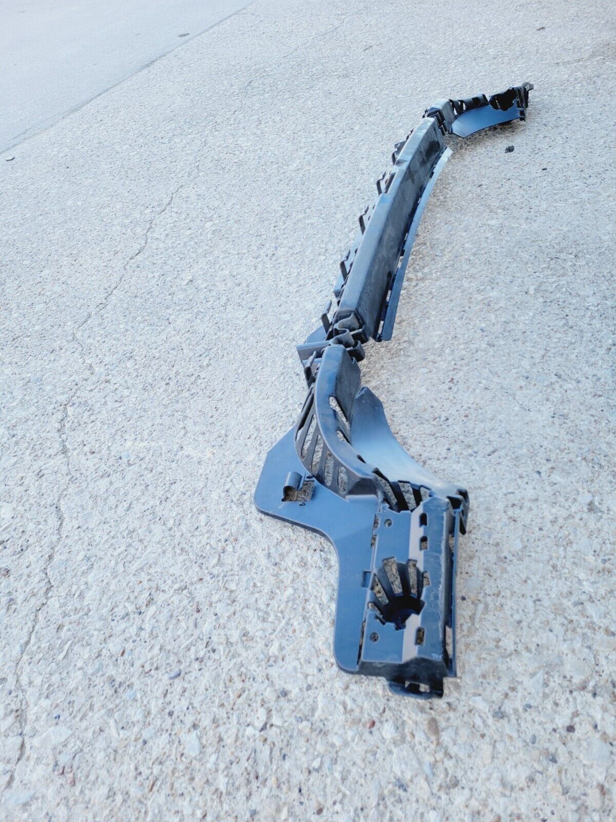 2016-2018 BMW 320I 330I 340I Xdrive Sedan Rear Center Bumper Bracket Oem