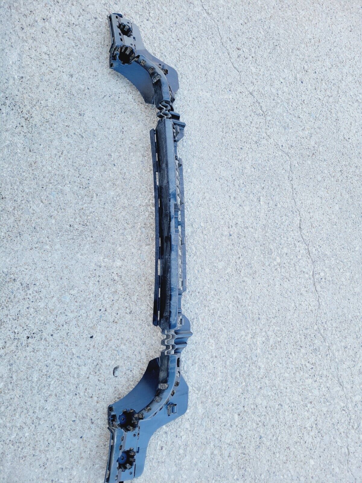 2016-2018 BMW 320I 330I 340I Xdrive Sedan Rear Center Bumper Bracket Oem