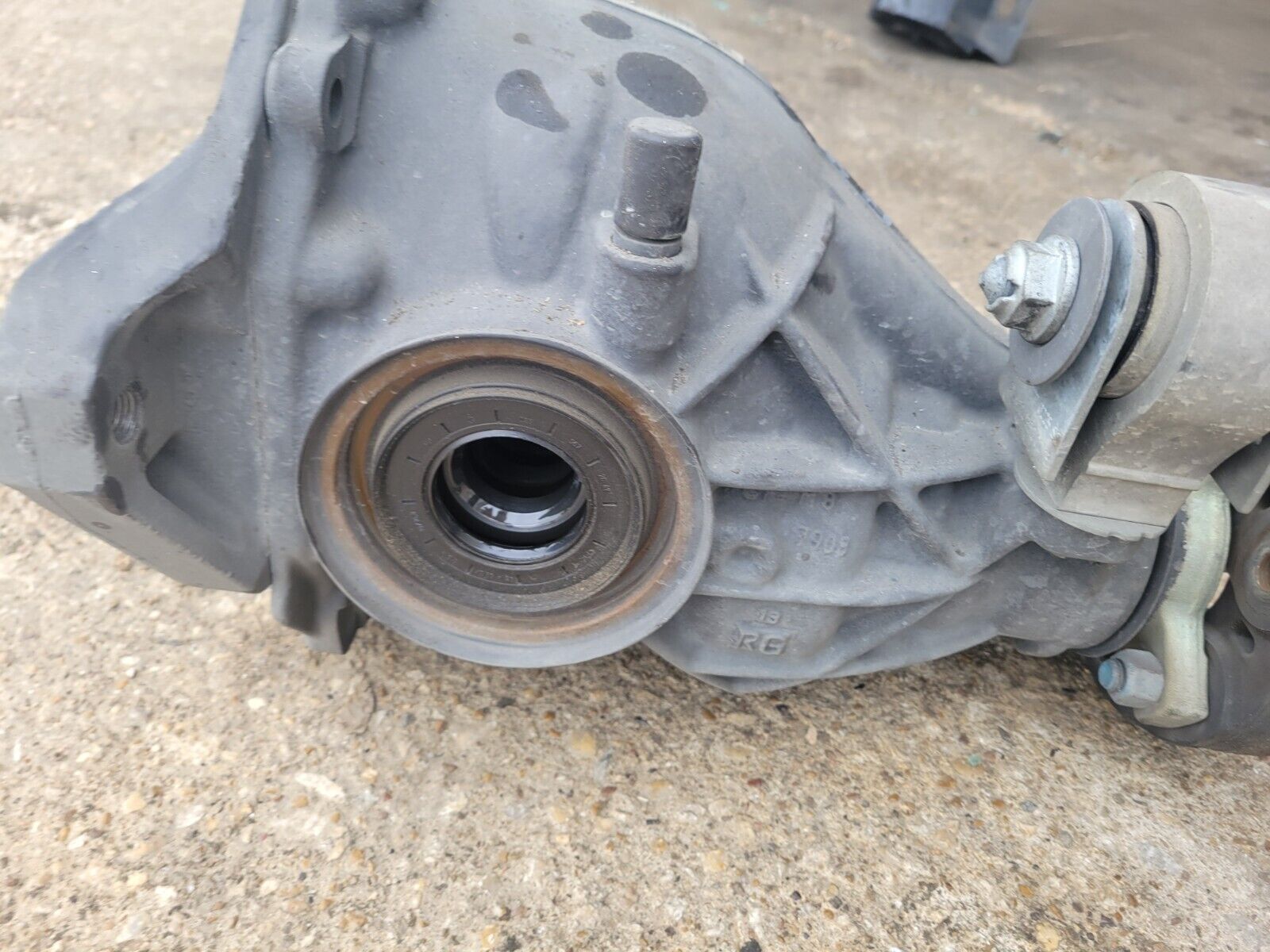 2012-2014 Mercedes C250 1.8L Rear Differential Carrier Oem