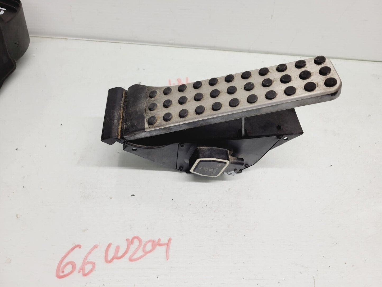 2012-2014 Mercedes C250 C350 Gas Accelerator Pedal OEM A2043000204