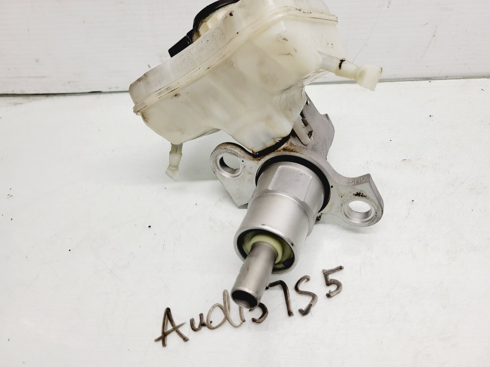 2013-2016 Audi A5 2.0L Brake Master Cylinder Reservoir Oem