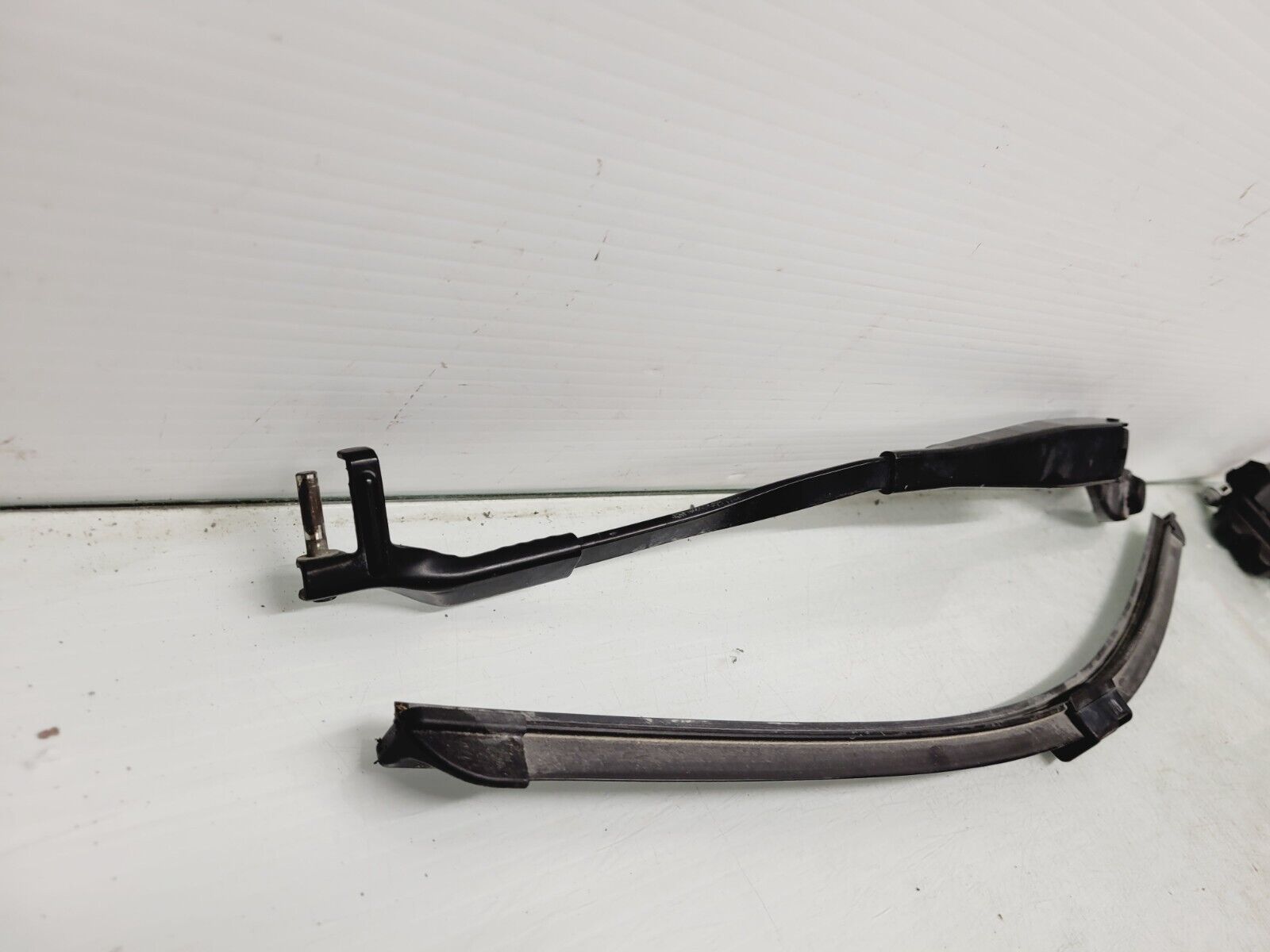 2012-2014 Mercedes C250 C350 Driver Windshield Wiper Arm OEM A2048200044