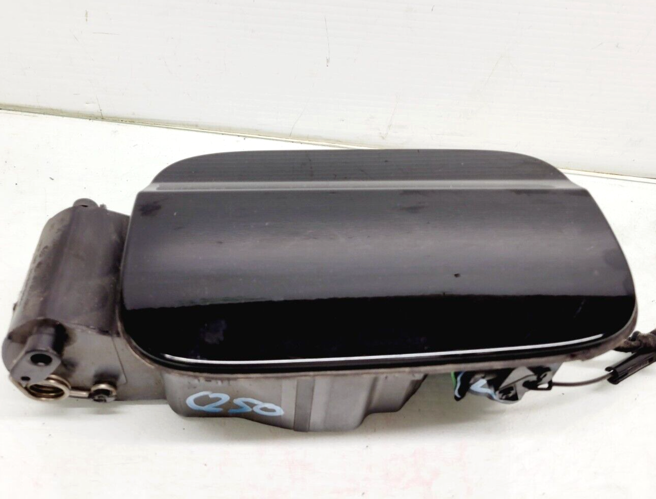 2012-2014 Mercedes C250 C350 C300 Gas Fuel Lid Door Black Sedan